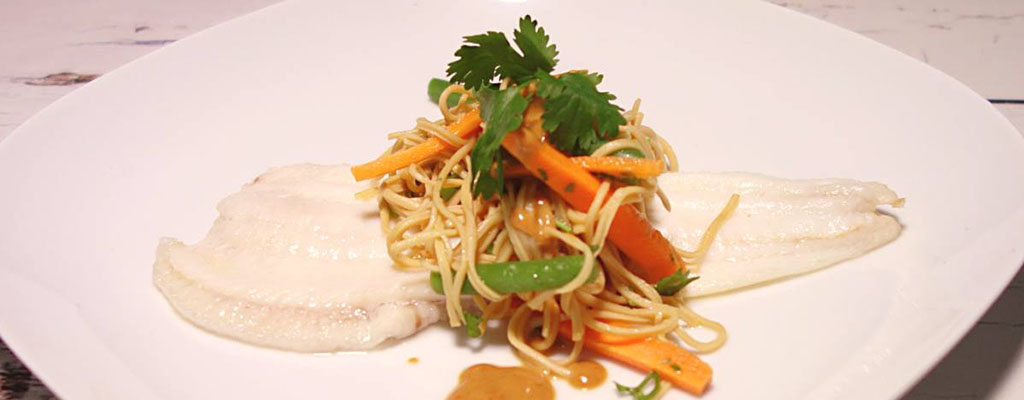 Aziatische Noodles met Pindasaus