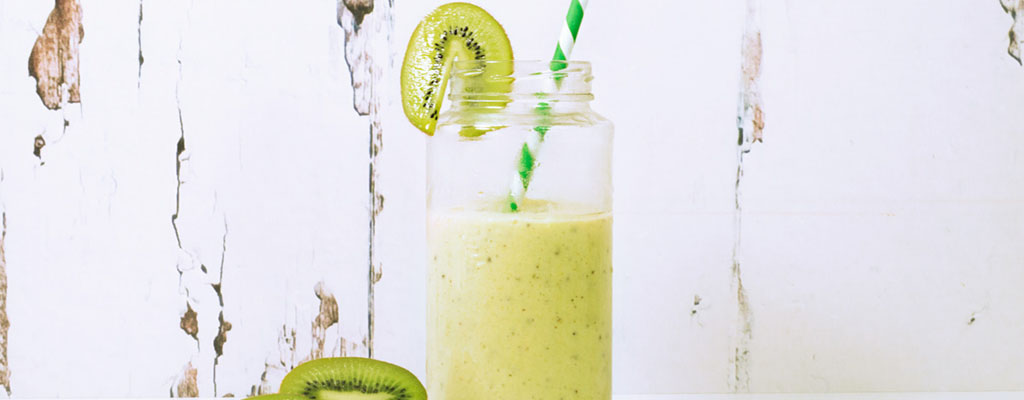 Vrolijke banaan kiwi smoothie om van te smullen!