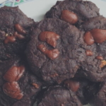 deegloze chocolate chip cookies met avocado