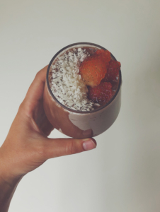 Vegan aardbeien chocolade milkshake