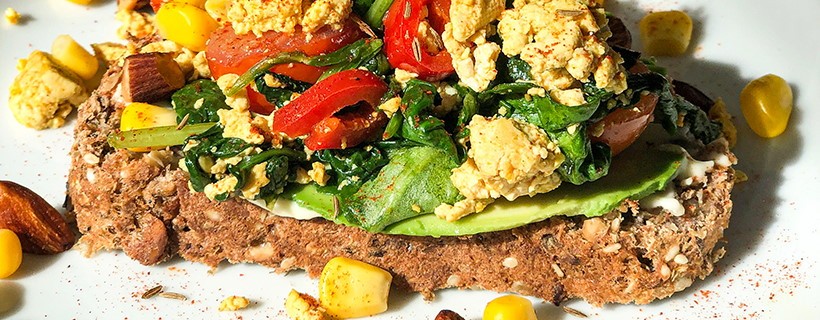 Vezelrijk brood met scrambled tofu