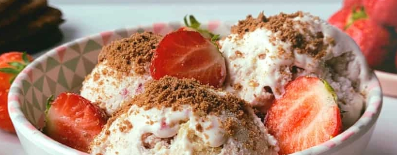 koolhydraatarm ijs strawberry cheesecakeijs - sukrin suikervervangers - clubslank